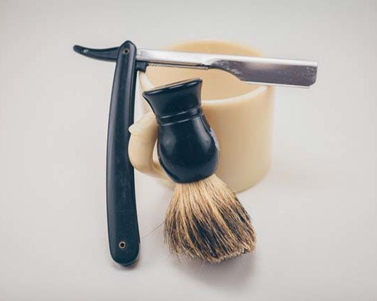 Z borsuka czy dzika – jaki pędzel do golenia zarostu wybrać?