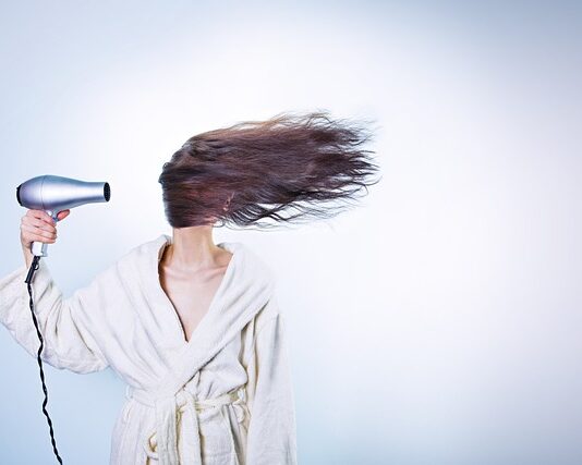 Czy czesanie włosów grzebieniem jest zdrowe?