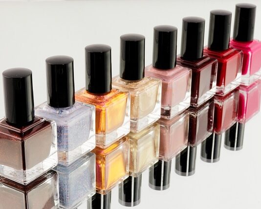 Czy manicure hybrydowy boli?